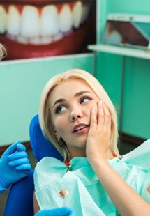 patient visiting dentist for dental emergency 