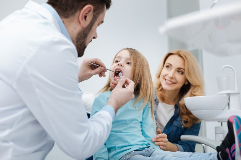 family dentist looking into child’s mouth